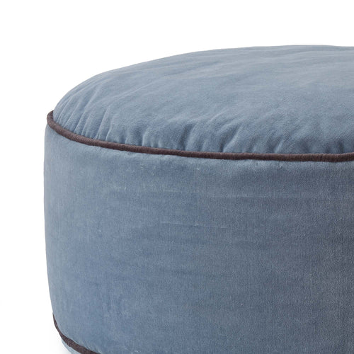 Samt-Pouf Deomali Blaugrau/Dunkelgrau - 75 x 25 cm | URBANARA