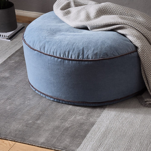 Samt-Pouf Deomali Blaugrau/Dunkelgrau - 75 x 25 cm | URBANARA