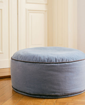 Samt-Pouf Deomali Blaugrau/Dunkelgrau - 75 x 25 cm | URBANARA