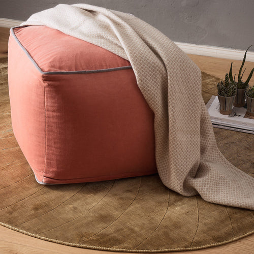 Samt-Pouf Godavari Papaya/Grau - 45 x 40 cm | URBANARA