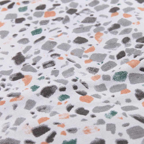 Picknickdecke Visso Grüngrau/Helles Papaya/Anthrazit mit Terrazzo-Design - 130 x 190 cm | URBANARA