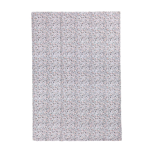 Picknickdecke Visso Grüngrau/Helles Papaya/Anthrazit mit Terrazzo-Design - 130 x 190 cm | URBANARA