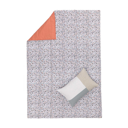 Picknickdecke Visso Grüngrau/Helles Papaya/Anthrazit mit Terrazzo-Design - 130 x 190 cm | URBANARA