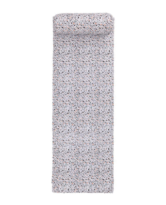 Strandmatte Visso Grüngrau/Helles Papaya/Anthrazit mit Terrazzo-Design - 65 x 190 cm | URBANARA