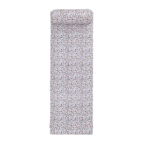 Strandmatte Visso Grüngrau/Helles Papaya/Anthrazit mit Terrazzo-Design - 65 x 190 cm | URBANARA