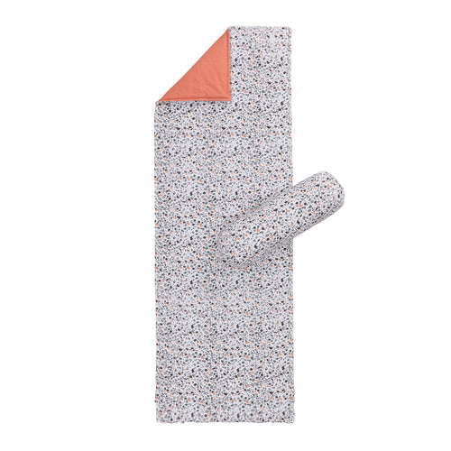 Strandmatte Visso Grüngrau/Helles Papaya/Anthrazit mit Terrazzo-Design - 65 x 190 cm | URBANARA